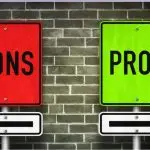 Two signs against a brick wall: a red “CONS” sign with arrow and a green “PROS” sign with arrow — representing evaluation of accredited training courses.